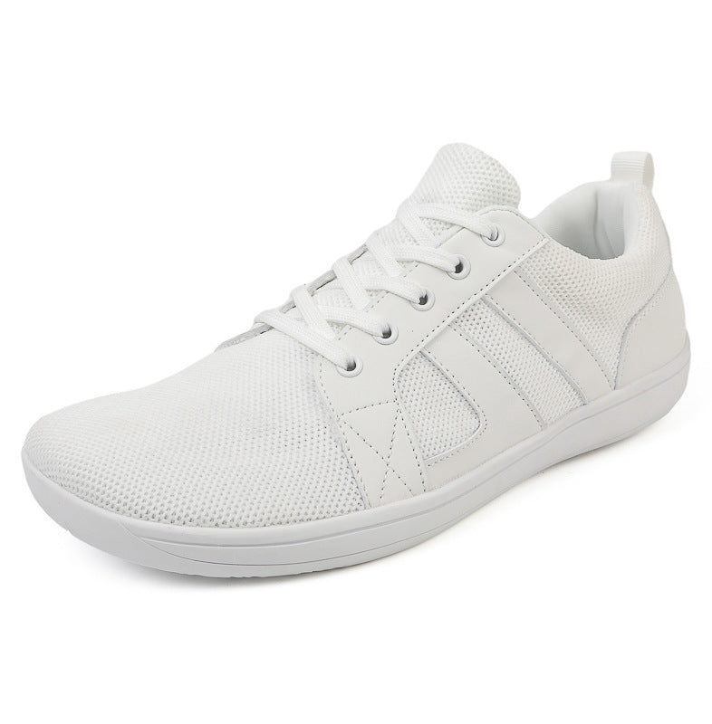 Sneakers til mænd med flyknit, bred pasform, flad sål og åndbart meshdesign.