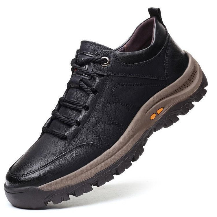 Zapatos de senderismo para hombre con cordones, suela de goma y diseño robusto.