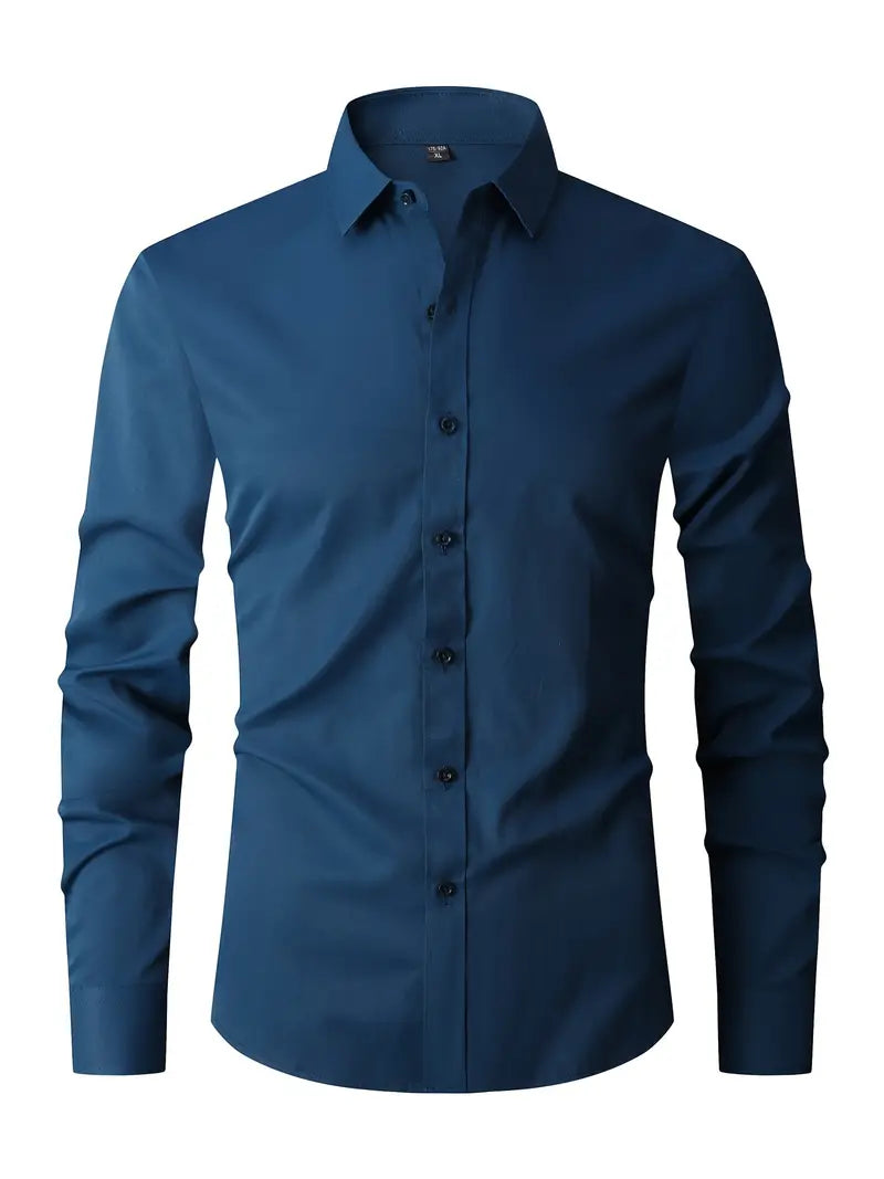 Camicia uomo elegante blu scuro, maniche lunghe, colletto classico, bottoni neri. Ideale per abbigliamento formale e casual.