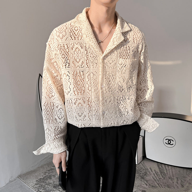 Camicia in pizzo bianco da uomo, design elegante e moderno, abbinata a pantaloni neri. Moda maschile, stile casual-chic, tendenze 2023.