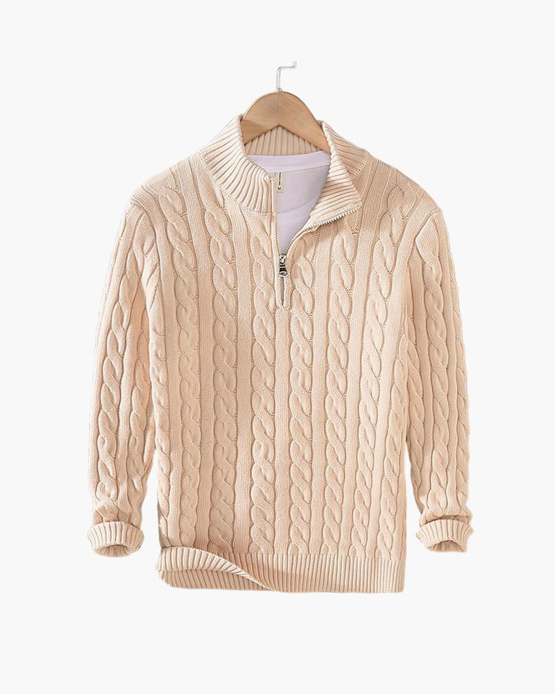 Maglione beige a trecce con zip, appeso su gruccia. Design elegante, ideale per moda autunnale e invernale. Maglieria calda e confortevole.