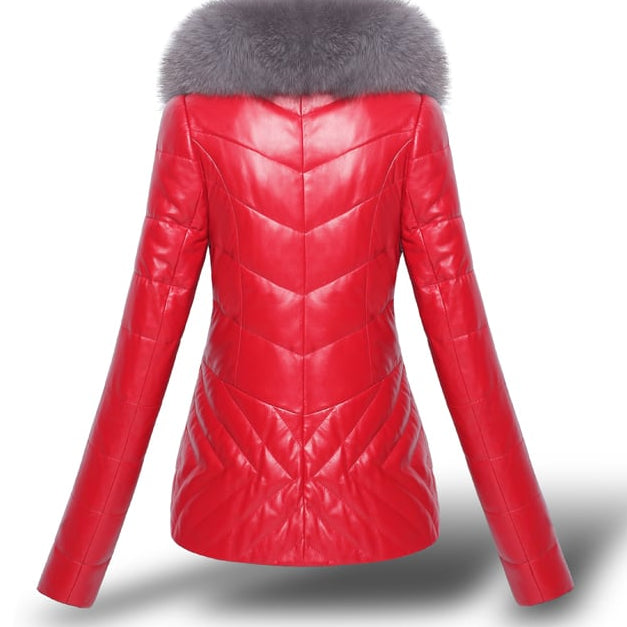 Kort vinterfrakke til kvinder med krave i imiteret pels og knaplukning foran