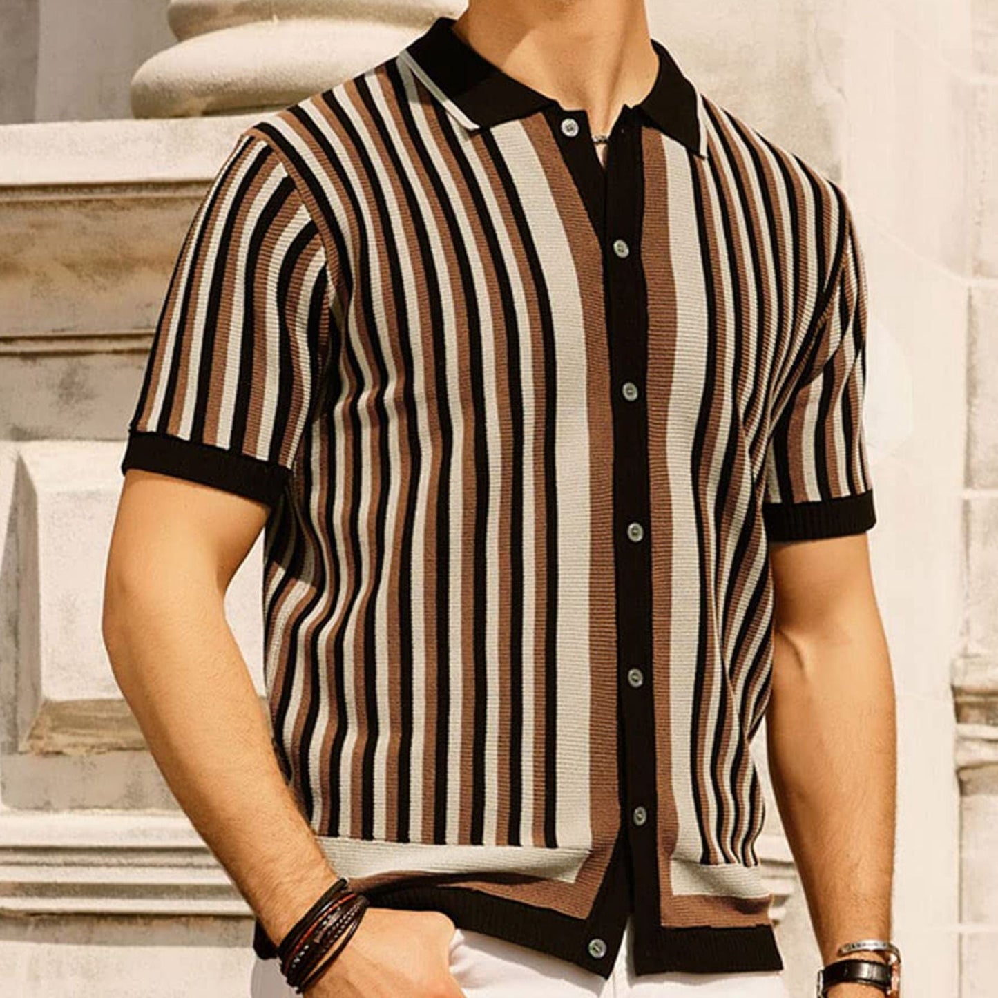 Poloshirt til mænd i strik med striber og klassisk krave