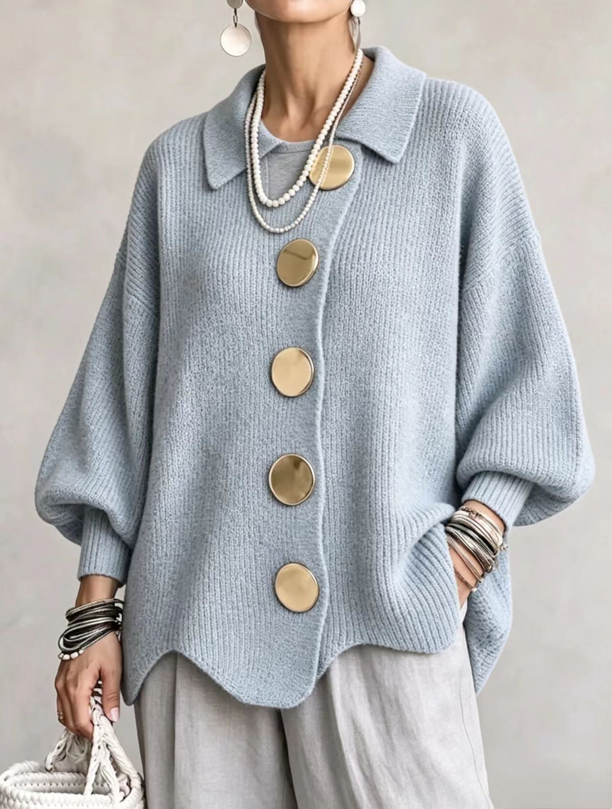 Efterårscardigan til kvinder i strik med oversized pasform, guldfarvede knapper og lanterneærmer.