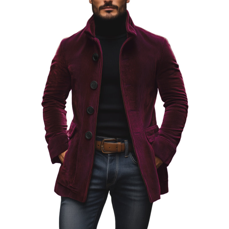Giacca uomo velluto bordeaux, elegante e moderna, abbinata a dolcevita nero e jeans. Moda maschile autunno inverno, stile casual chic.
