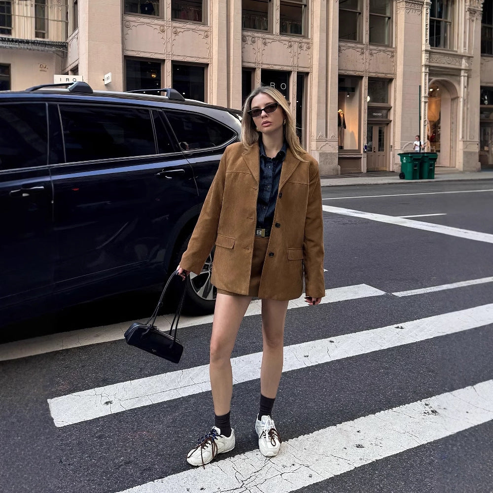 Blazer de mujer con cierre de un botón y diseño liso