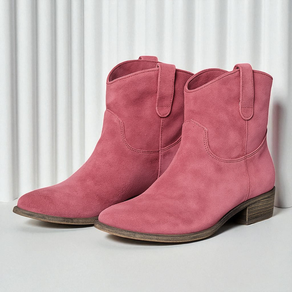 Stivaletti rosa in pelle scamosciata su sfondo bianco, design moderno, tacco basso, moda autunnale, calzature eleganti per donna.