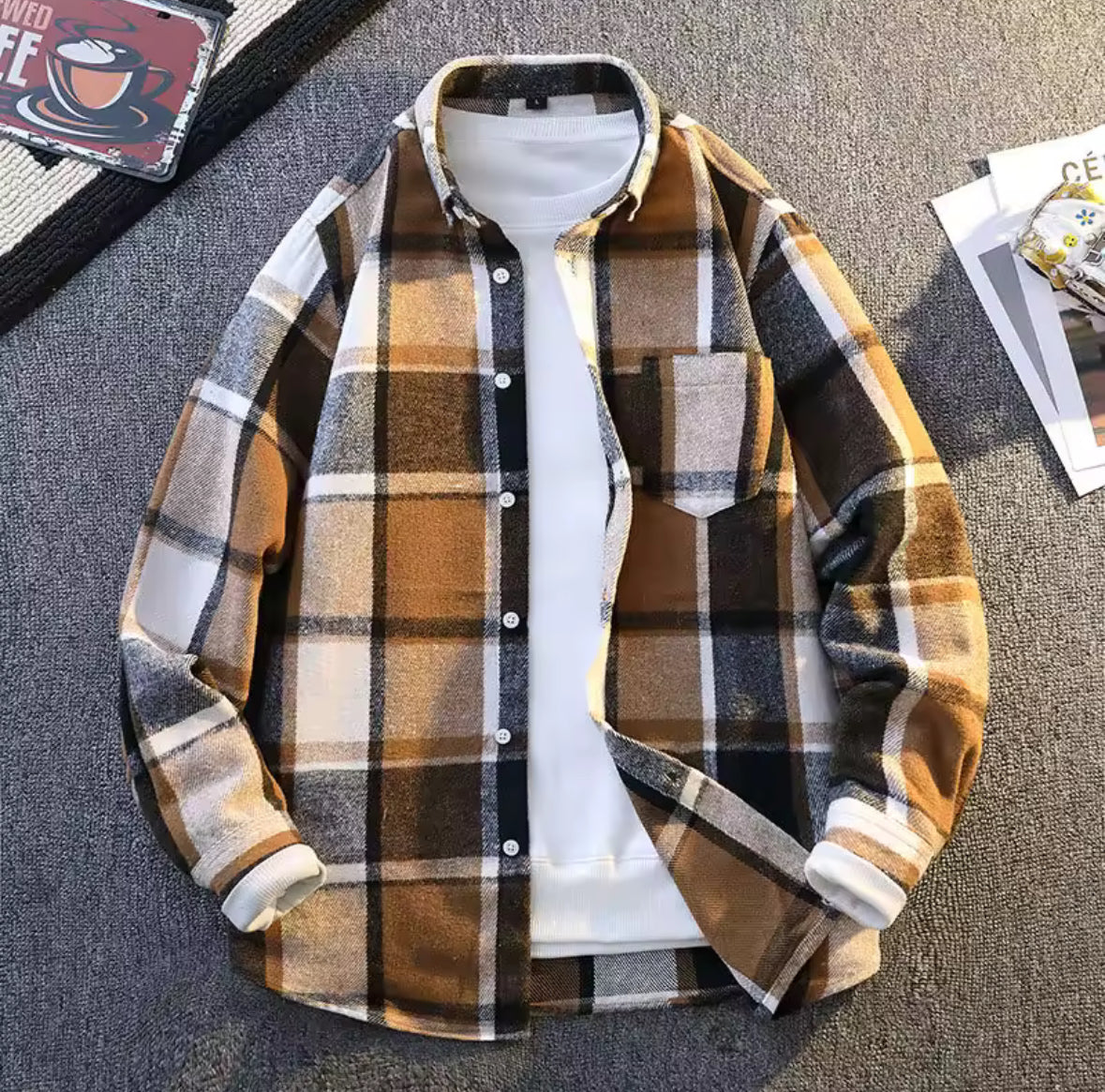 Men's Flannel Shirt with Checkered Pattern, Chest Pocket, and Button Closure