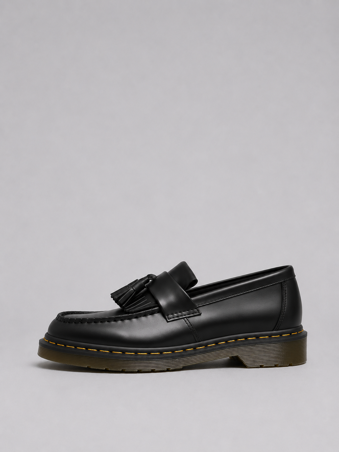 Klassiske herremokkasiner med kvaster, kunstlæderoverdel, slip-on-design og gummisål.