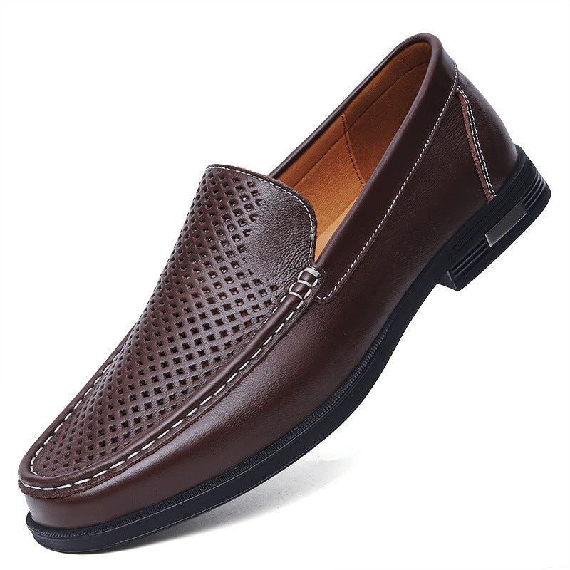 Mocassino uomo marrone in pelle traforata, suola nera, cuciture bianche, design elegante e casual, perfetto per moda estiva e comfort quotidiano.