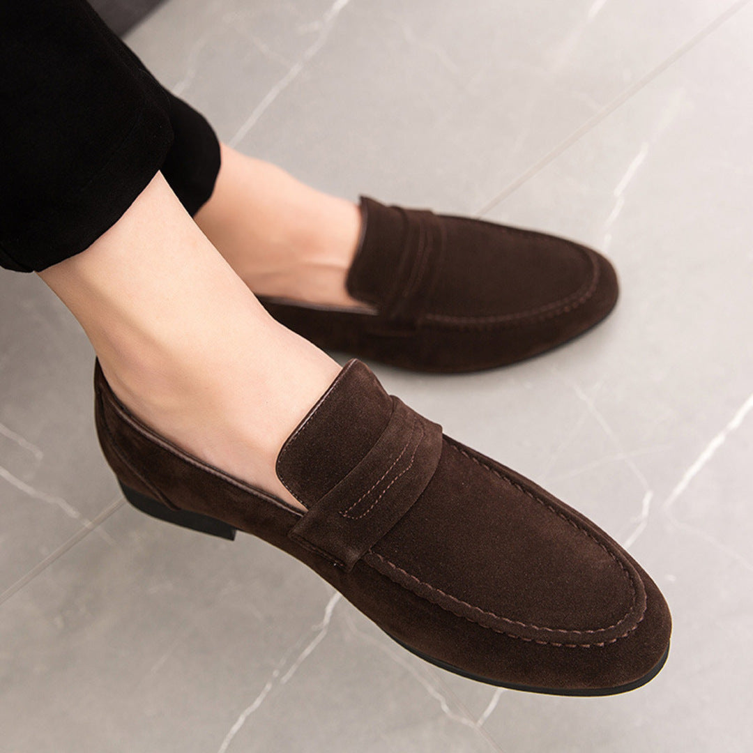 Mocassini Da Uomo In Pelle Scamosciata, Dal Design Minimalista E Con Soletta Imbottita.