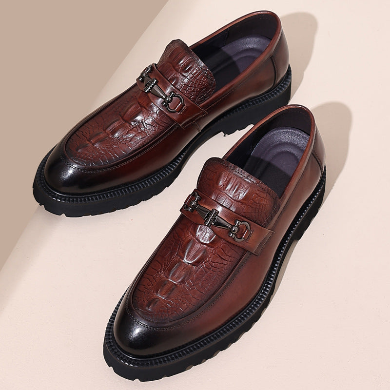 Scarpe mocassini uomo in pelle marrone con motivo coccodrillo, fibbia metallica, suola nera robusta. Eleganti e alla moda, ideali per look formali.