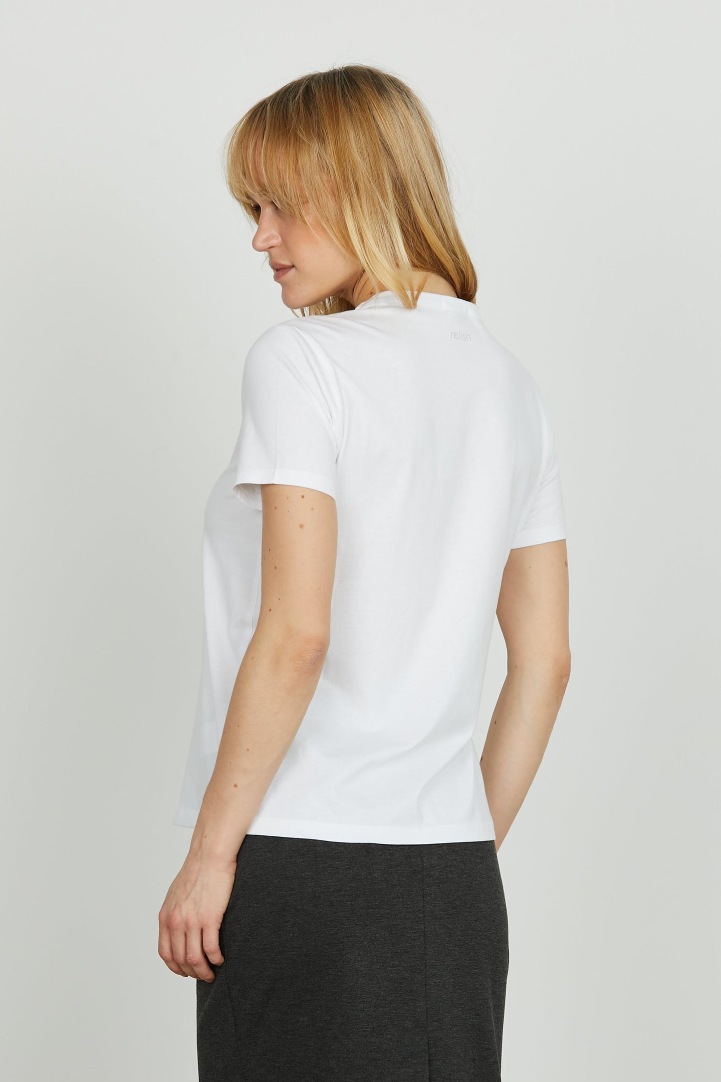 Dame T-shirt til efteråret med korte ærmer og rund hals med strass