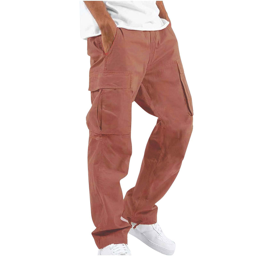 Pantaloni cargo uomo marroni, tasche multiple, stile casual, abbinati a scarpe bianche e maglietta bianca. Moda maschile, abbigliamento urbano.