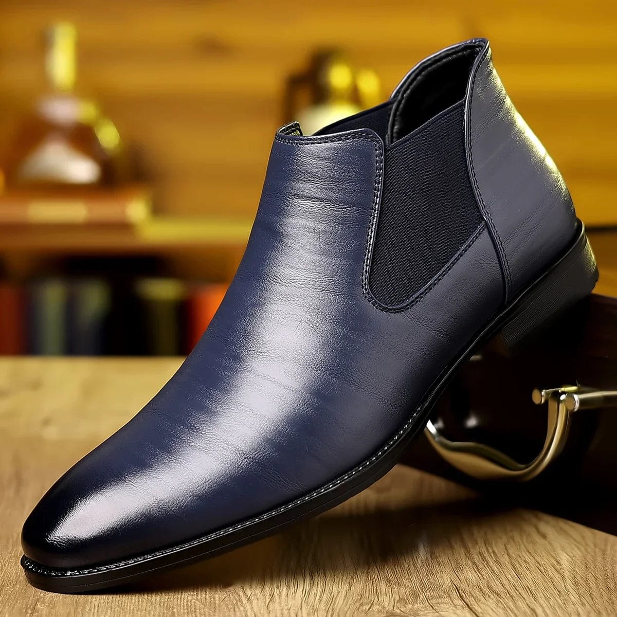 Stivaletto uomo in pelle nera lucida su sfondo di legno, design elegante e moderno, ideale per moda autunno-inverno, calzature di lusso.