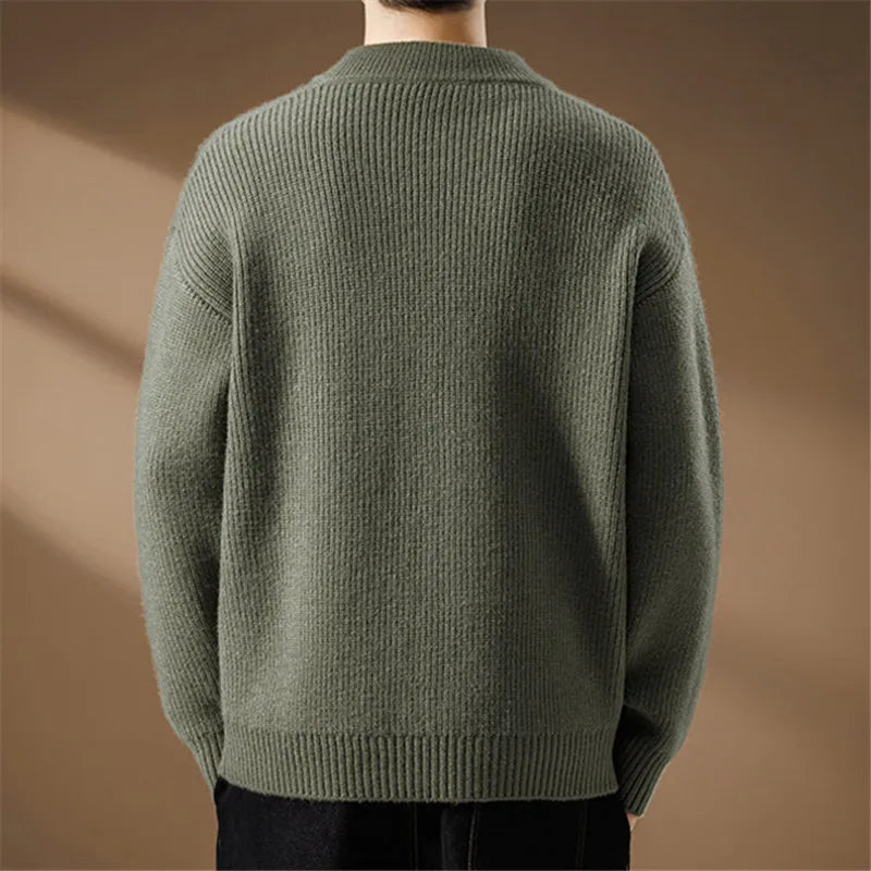 Herresweater i strik med Henley-krave med knapper, fletdetaljer og brystlomme – Strikstil