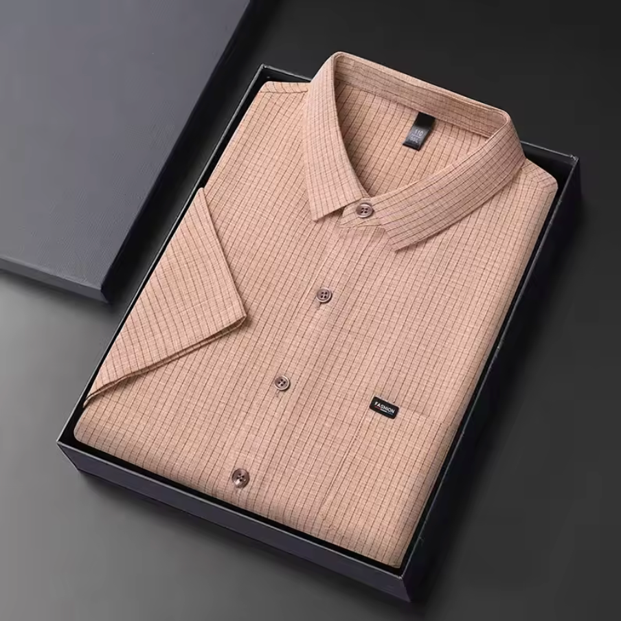 Men's Short Sleeve Shirt with Checkered Pattern and Chest Pocket