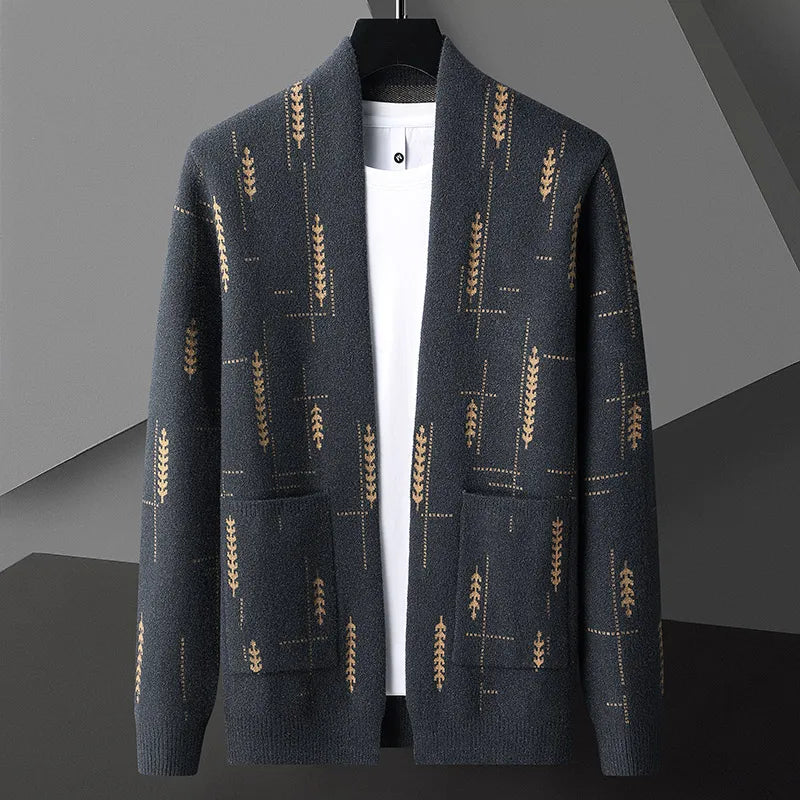 Cardigan uomo grigio scuro con motivo a spighe dorate, tasche frontali, su sfondo geometrico. Elegante maglione autunnale, moda maschile.