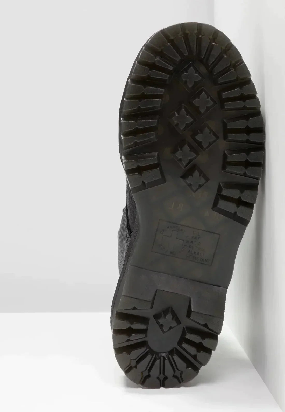 Suola di stivale nero in gomma con battistrada robusto, design antiscivolo. Ideale per escursioni, lavoro, moda urbana.