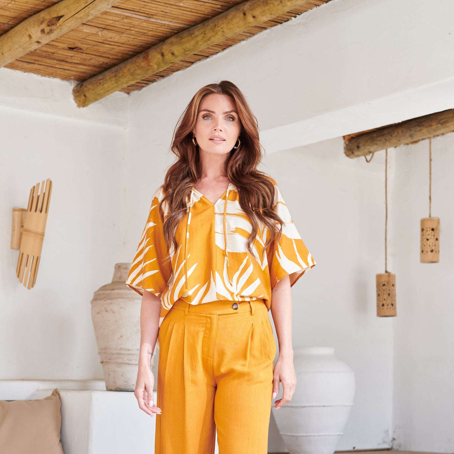 Tunica Donna con Stampa a Foglie e Laccetti sul Collo – Stile Elegante