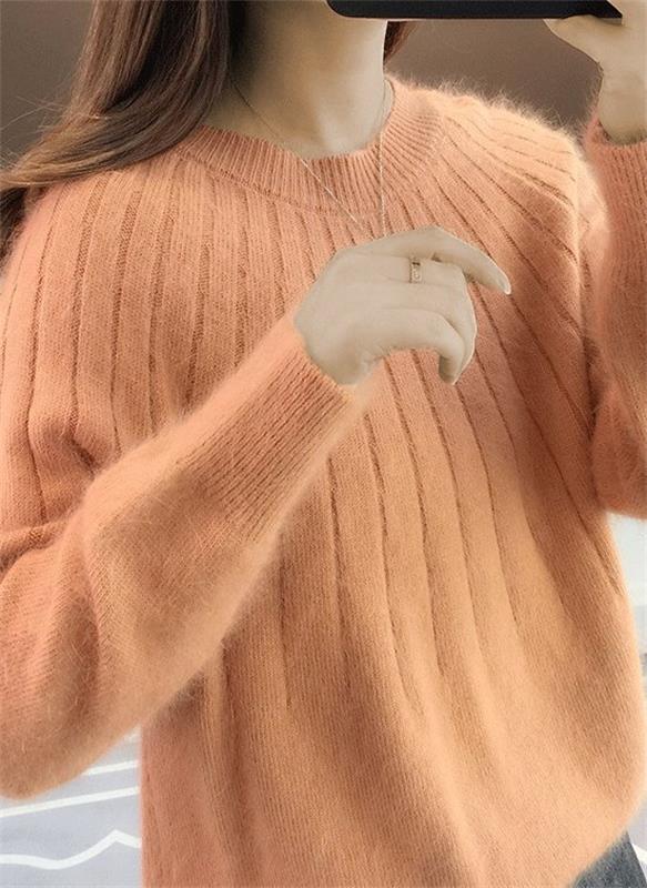 Maglione arancione in lana morbida, design a coste, indossato da una donna. Moda autunnale, abbigliamento caldo e confortevole.