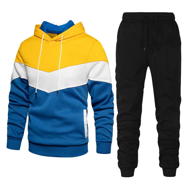 Felpa con cappuccio gialla, bianca e blu e pantaloni neri sportivi. Abbigliamento casual uomo, moda streetwear, tuta comoda e colorata.