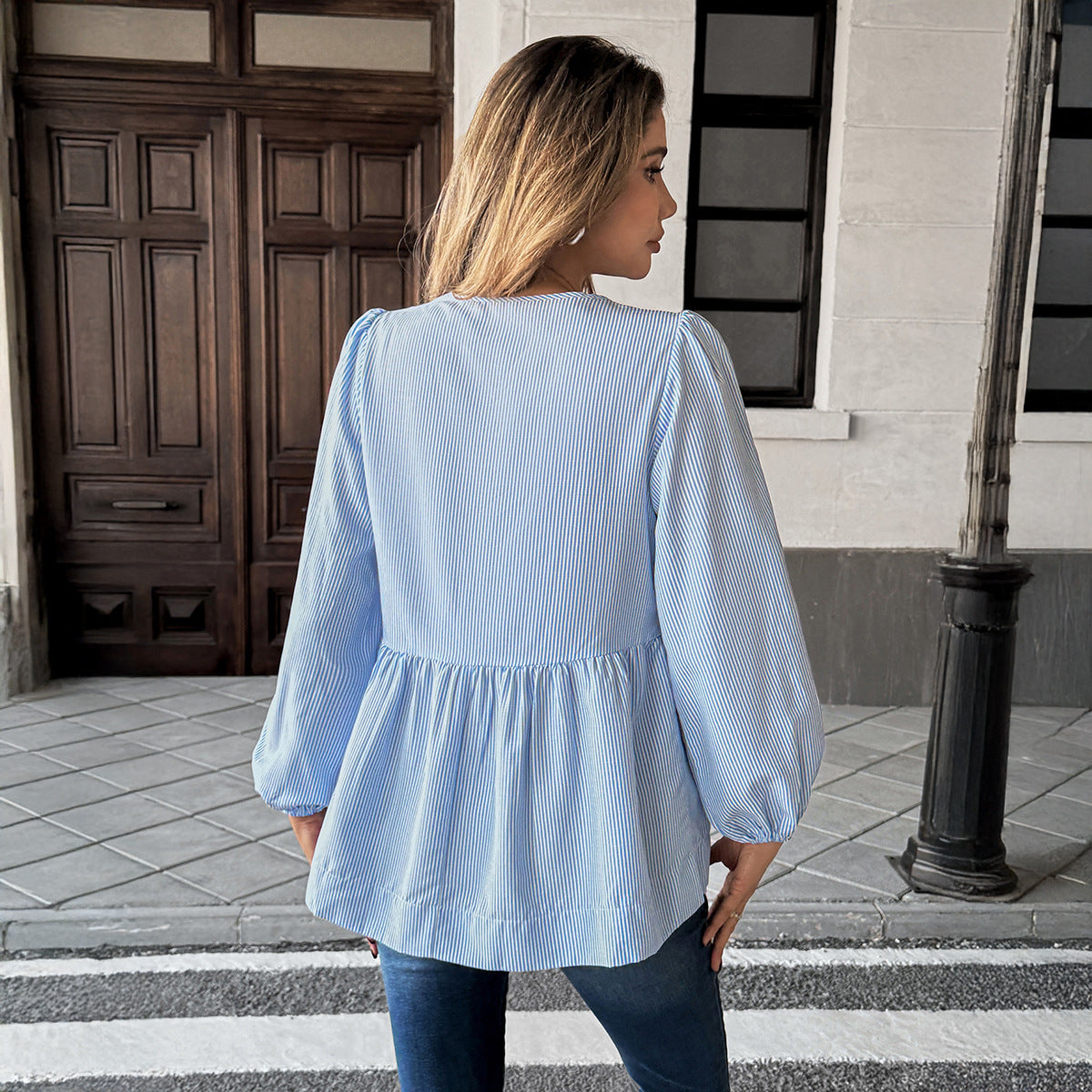 Damebluse med lange ærmer, striber, frontknude og lanterneærmer