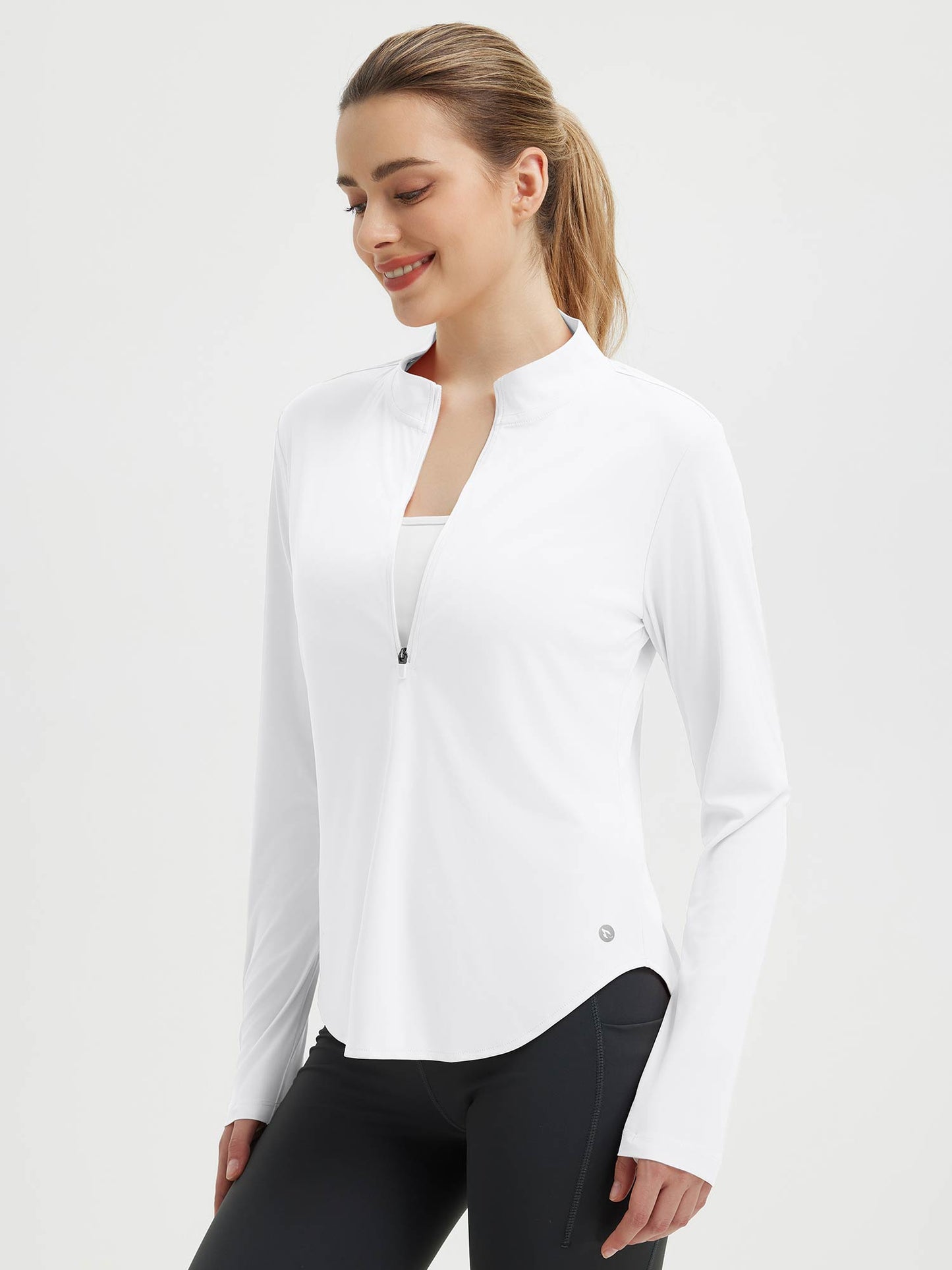 Damebluse med lange ærmer, afrundet kant, tommelhuller