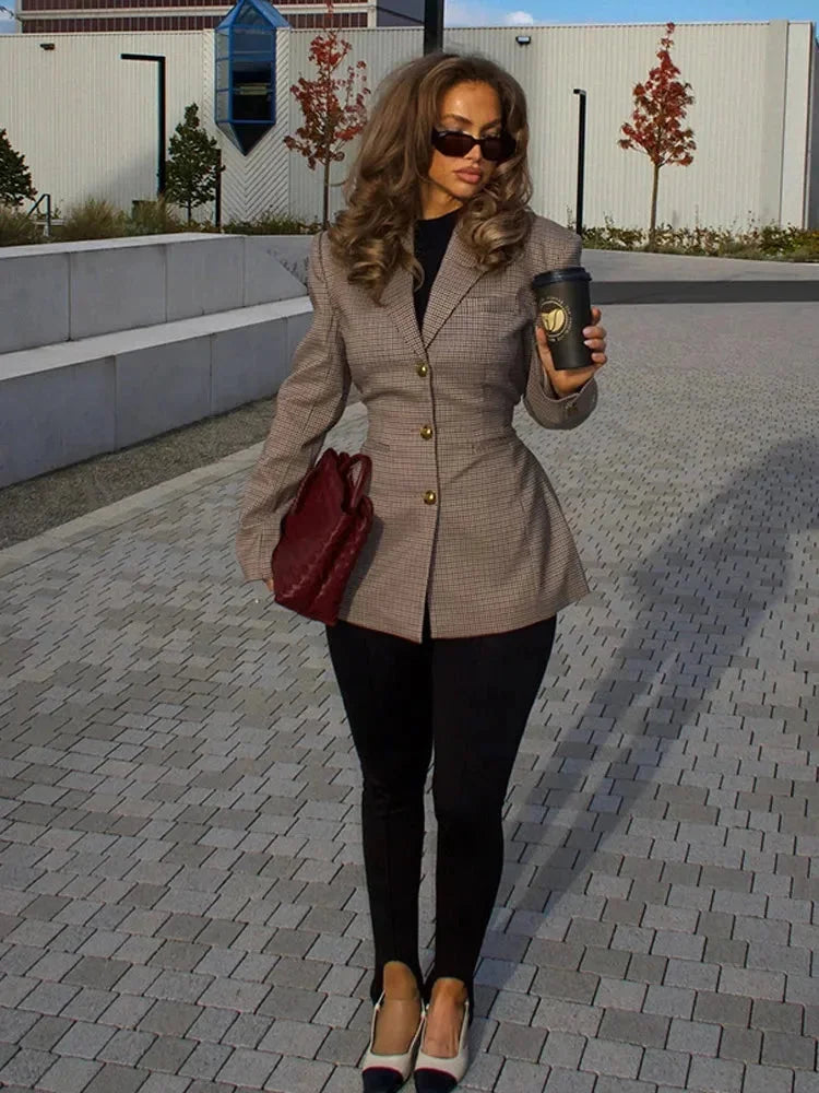 Blazer de mujer para otoño de cuadros con botones dorados y corte entallado