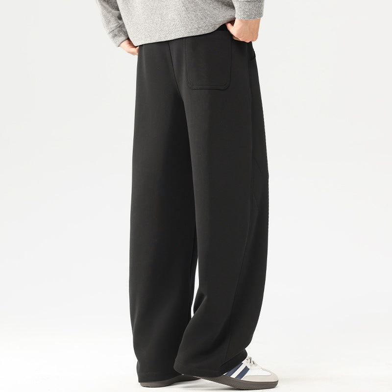 Herre-sweatpants med brede ben og løs pasform, elastik i taljen, snøre og sidelommer.