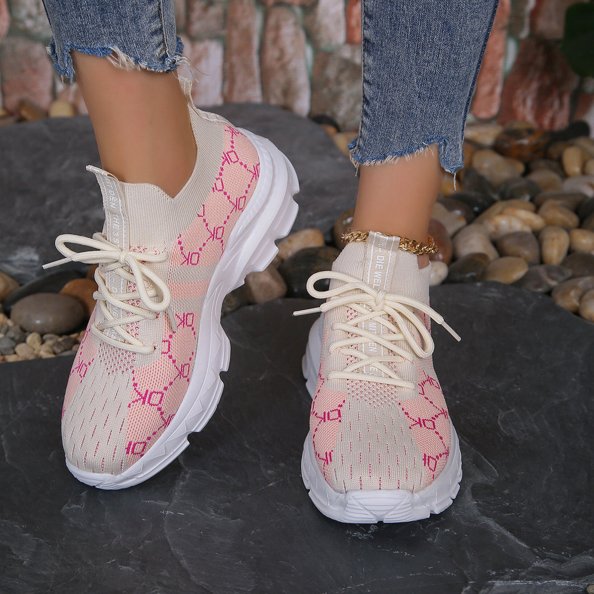 Damesneakers i åndbart mesh med snørebånd – gummisål og rund snude