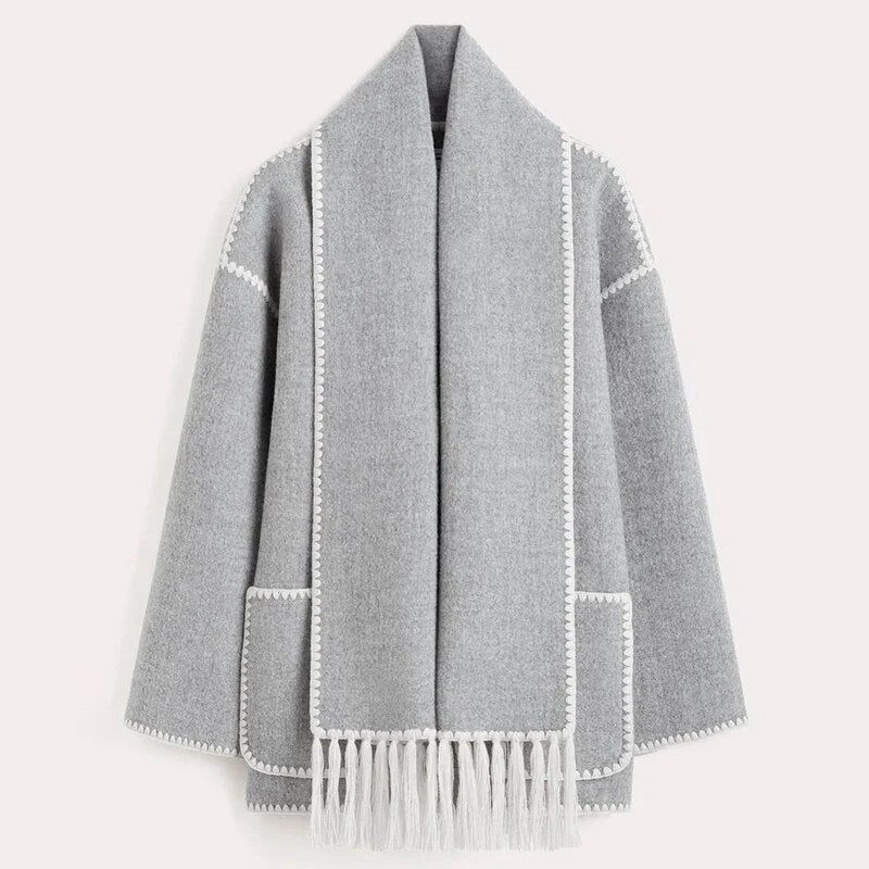 Cappotto grigio in lana con frange, design elegante e moderno, dettagli bianchi, ideale per l'inverno. Moda donna, abbigliamento caldo.