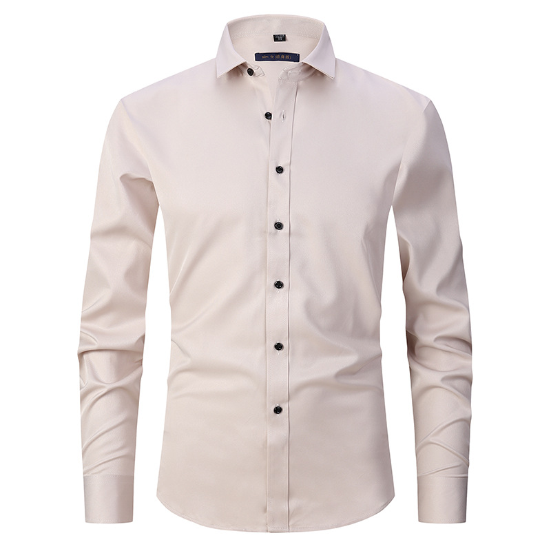 Camicia elegante da uomo beige a maniche lunghe, bottoni neri, colletto classico. Ideale per abbigliamento formale e business casual.