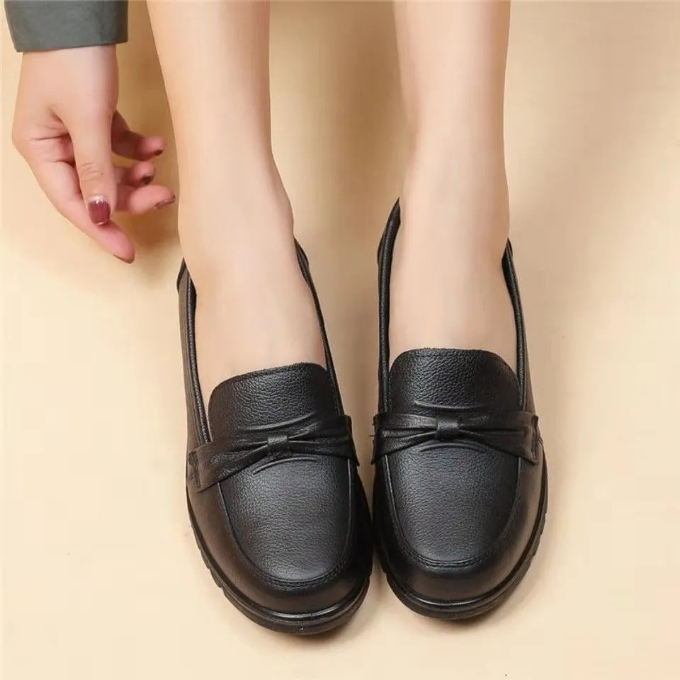 Mocasines bajos de punta redonda con diseño de un solo color