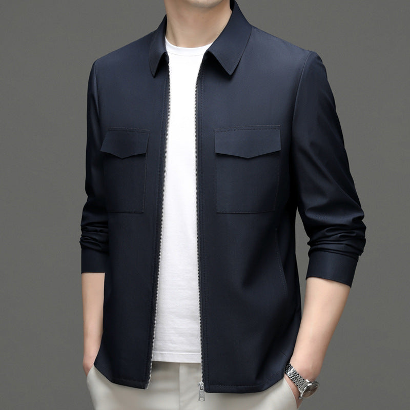 Giacca uomo blu scuro elegante, con zip e tasche frontali, indossata su maglietta bianca. Moda maschile, abbigliamento casual chic.
