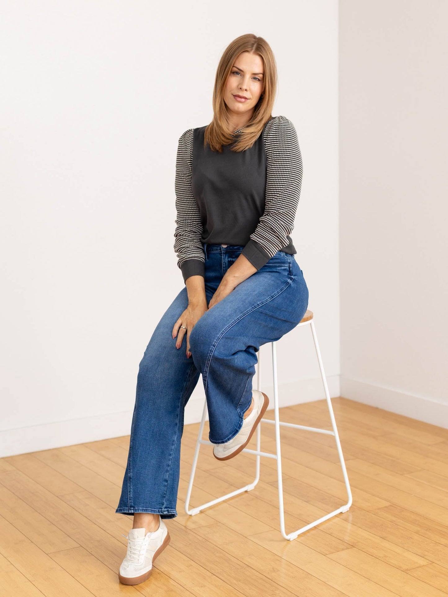Maglia Donna Texturizzata con Maniche a Palloncino a Contrasto e Scollo Tondo – Stile Quotidiano