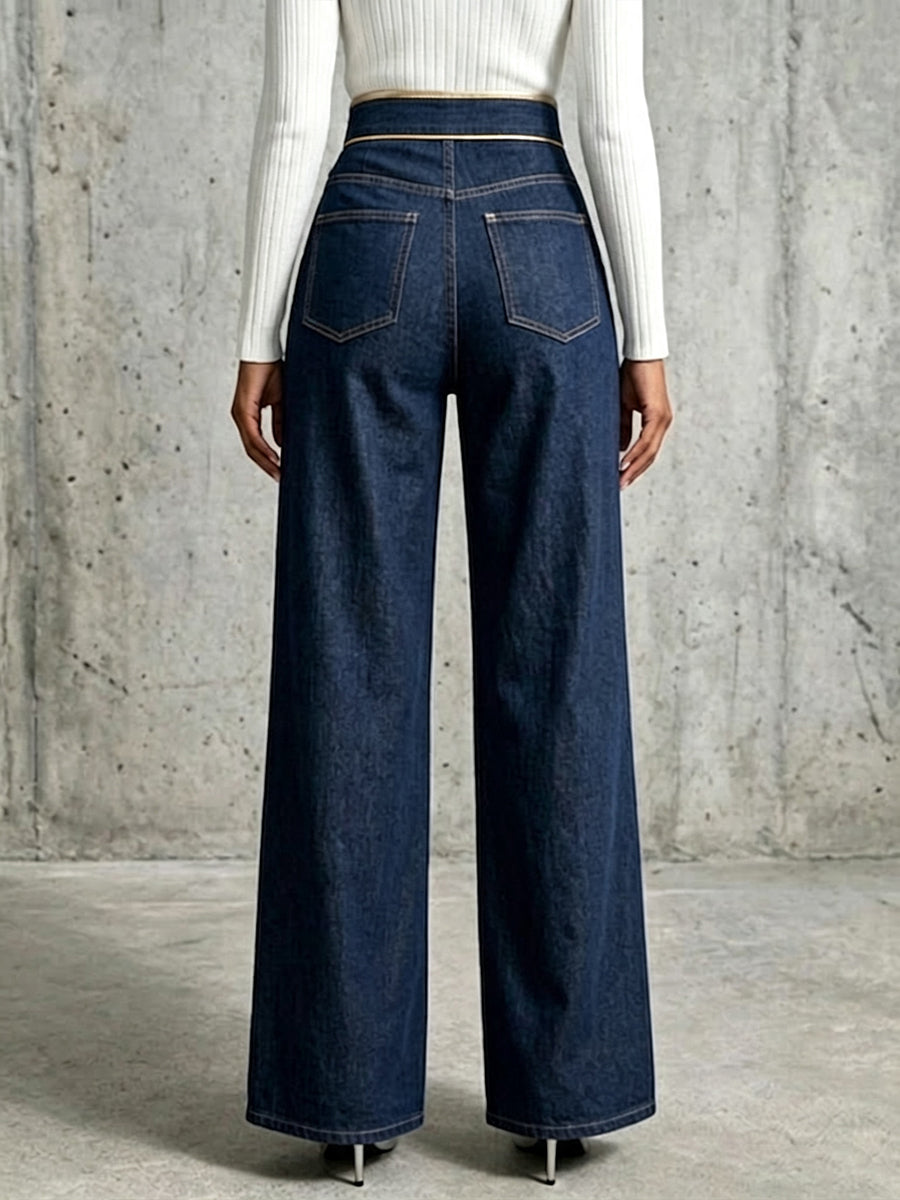 Jeans Da Donna A Vita Alta E Gamba Larga Con Finiture Dorate, Chiusura Con Doppio Cinturino E Spacchi Frontali.