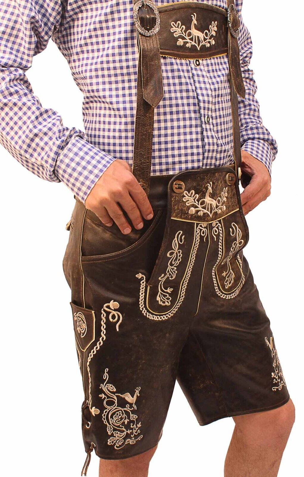 Uomo in camicia a quadri blu e bianchi indossa Lederhosen tradizionali bavaresi marroni con ricami bianchi, tipico abbigliamento Oktoberfest.
