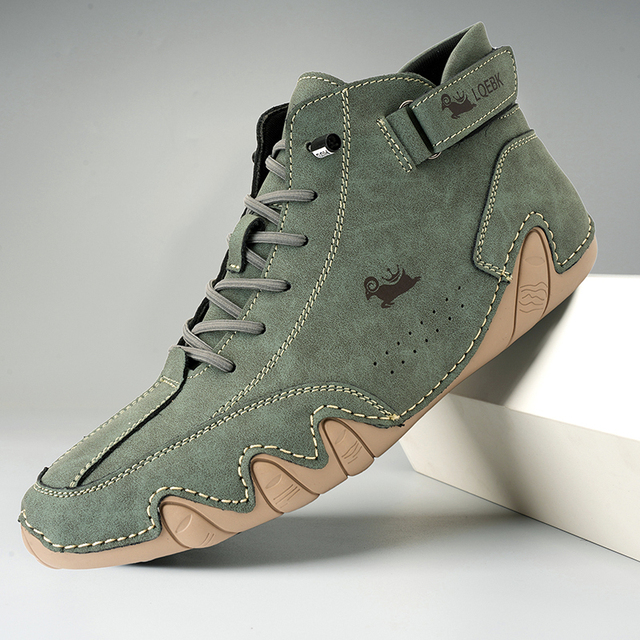 Scarpa da uomo verde oliva, design casual con suola in gomma beige, cuciture a vista e logo laterale. Stile moderno, perfetta per look urbani.