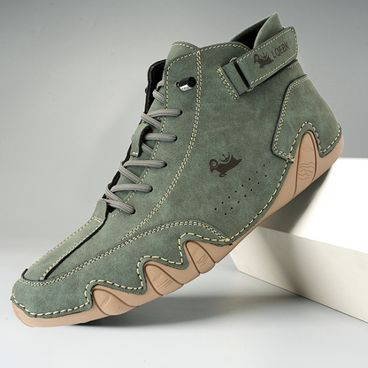 Scarpa da uomo verde oliva, design casual con suola in gomma beige, cuciture a vista e logo laterale. Stile moderno, perfetta per look urbani.