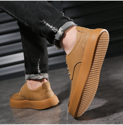Botas de hombre con efecto de piel y detalles metálicos - estilo vintage