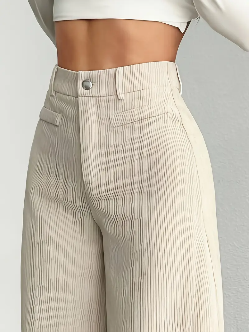 Pantaloni a vita alta beige a righe verticali, chiusura con bottone, indossati con top bianco. Moda femminile elegante e moderna.