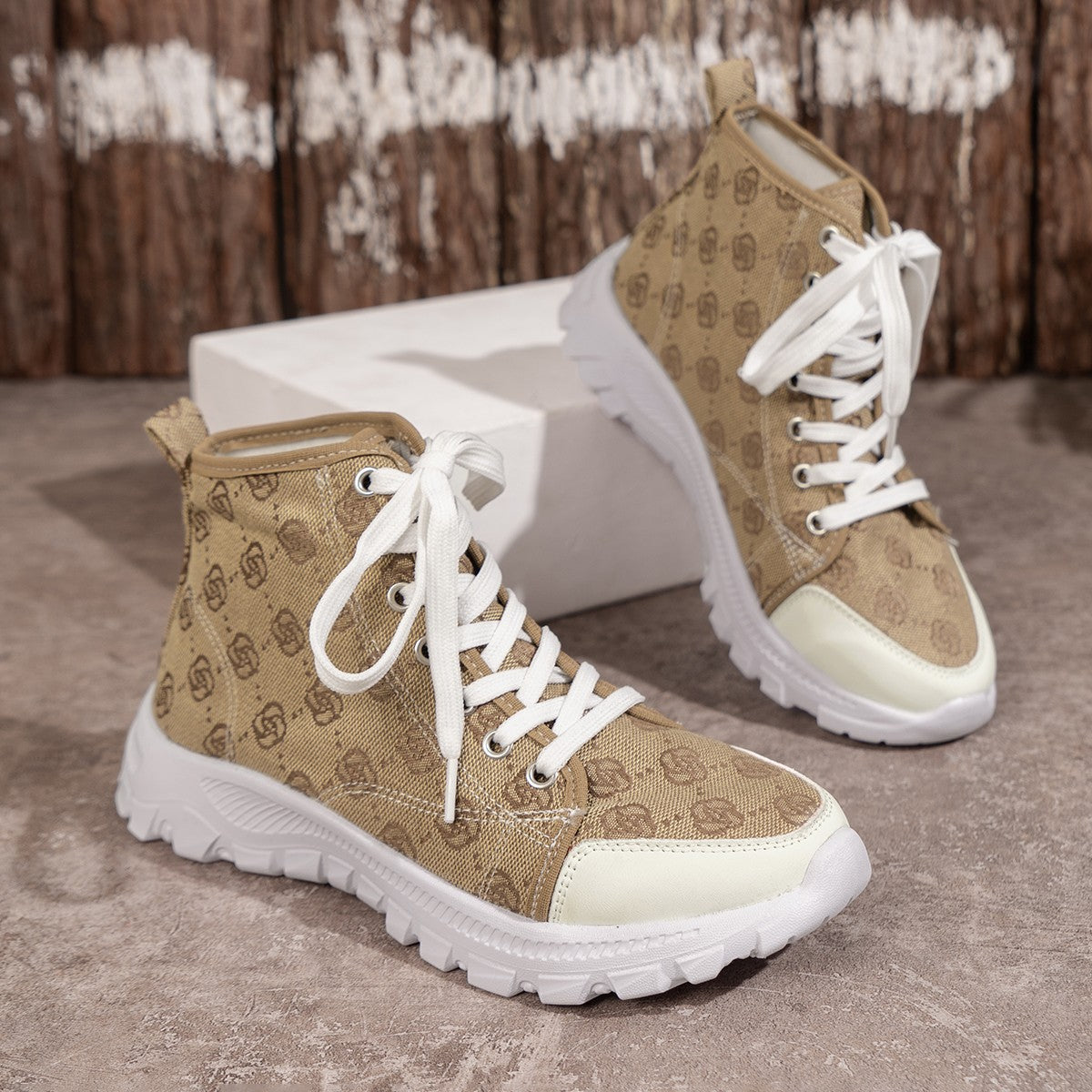 Damesneakers i lærred med snørebånd og rosenprint – Tykk sål, flad