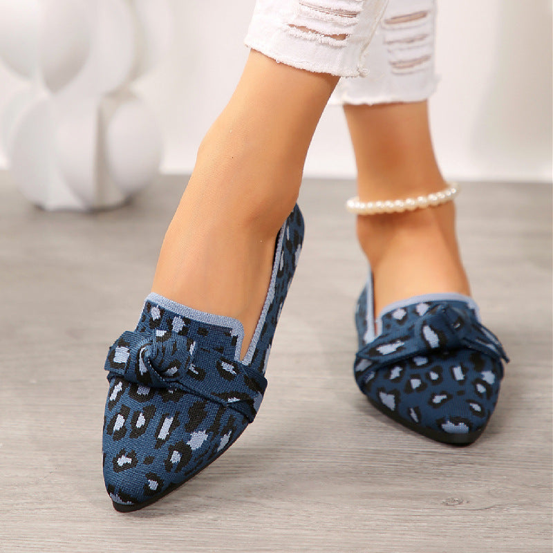 Scarpe ballerine blu leopardate con fiocco, indossate con jeans bianchi strappati. Moda donna, calzature eleganti, stile casual chic.