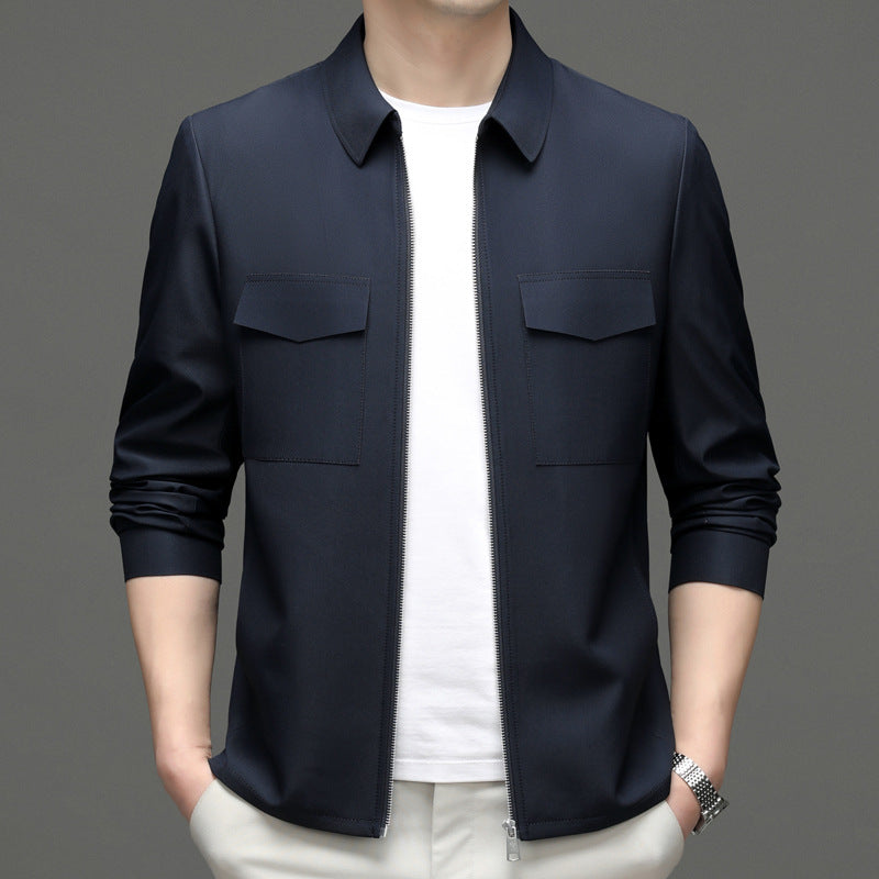 Giacca uomo blu scuro elegante, chiusa con zip, indossata su maglietta bianca. Moda maschile, abbigliamento casual chic, stile contemporaneo.