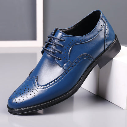 Scarpa elegante da uomo in pelle blu con dettagli brogue, suola nera e lacci. Design classico, ideale per abbigliamento formale e occasioni speciali.