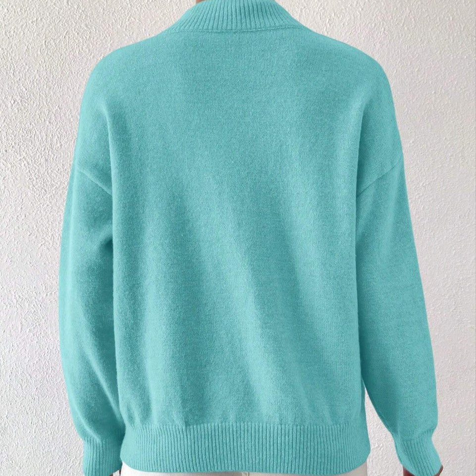 Women's cashmere turtleneck sweater with a straight fit and ribbed trims.