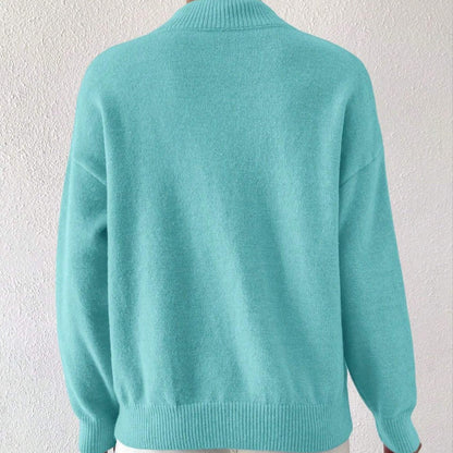 Women's cashmere turtleneck sweater with a straight fit and ribbed trims.