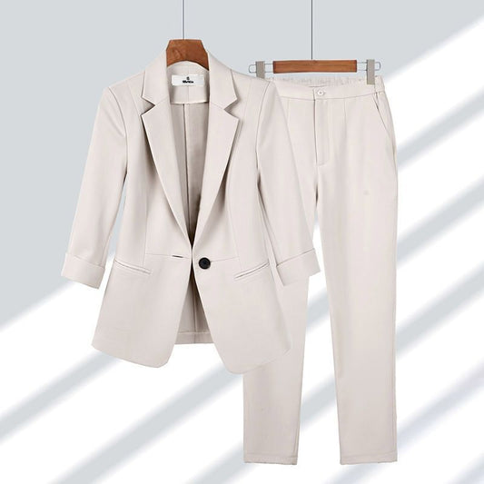 Completo donna elegante beige, giacca e pantaloni abbinati, stile formale, tessuto leggero, ideale per ufficio o eventi formali.
