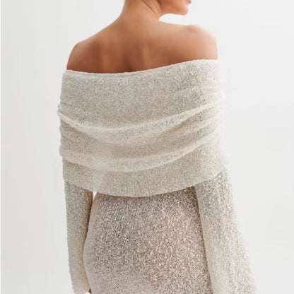 Donna di spalle con abito bianco trasparente, spalle scoperte. Moda elegante, tessuto leggero, stile sofisticato. Abbigliamento femminile di tendenza.